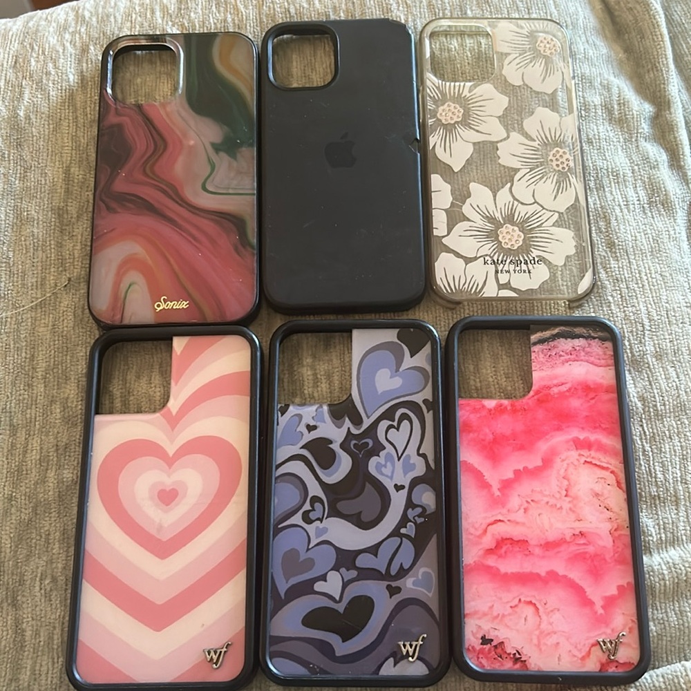 lot of iphone 12 cases!